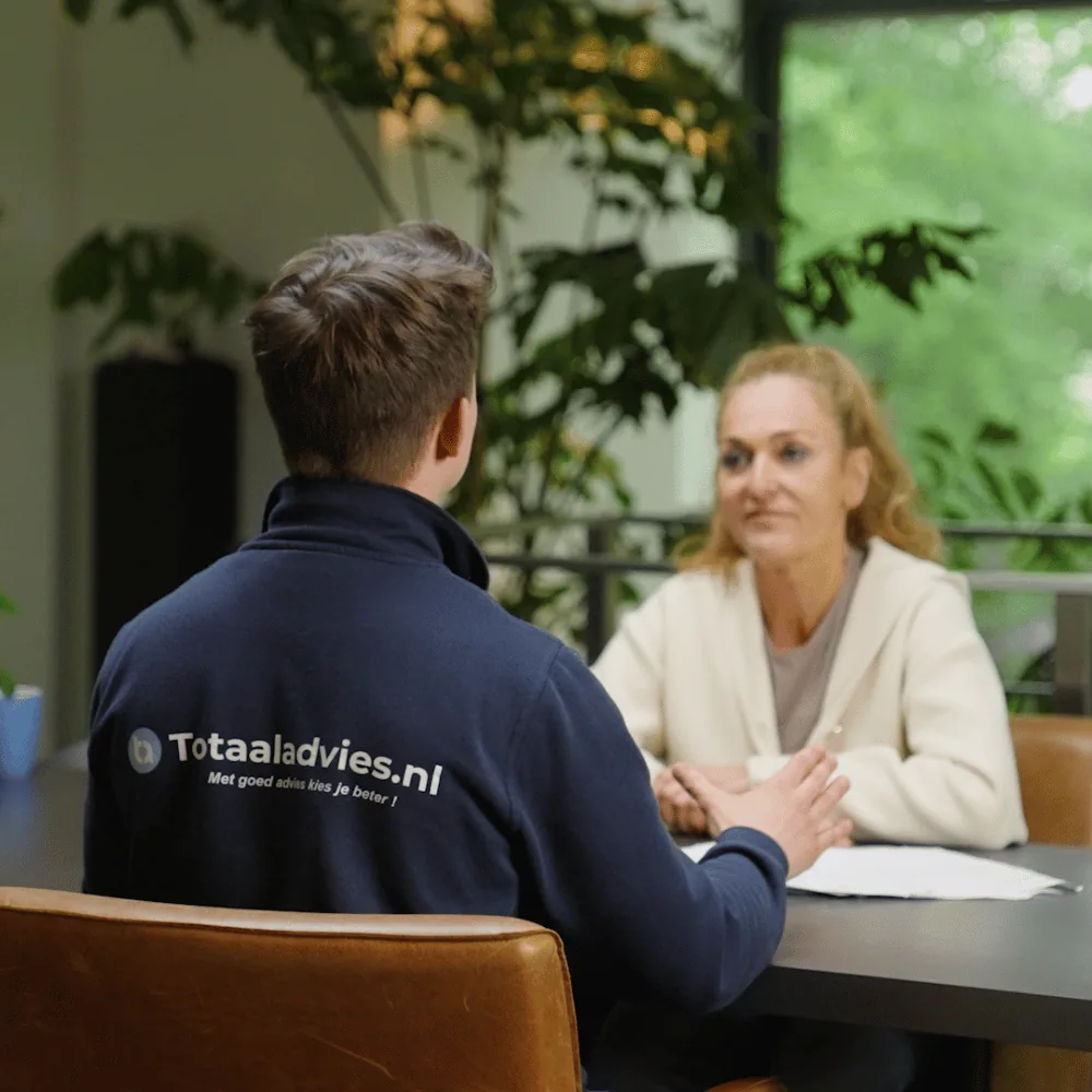 Adviseur van Totaaladvies.nl helpt klanten met persoonlijk energieadvies